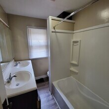 Building Photo - 722 N Denny St