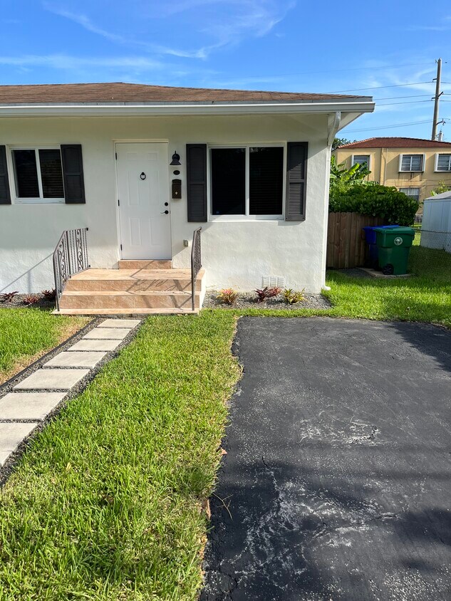Foto principal - 3452 SW 16th St