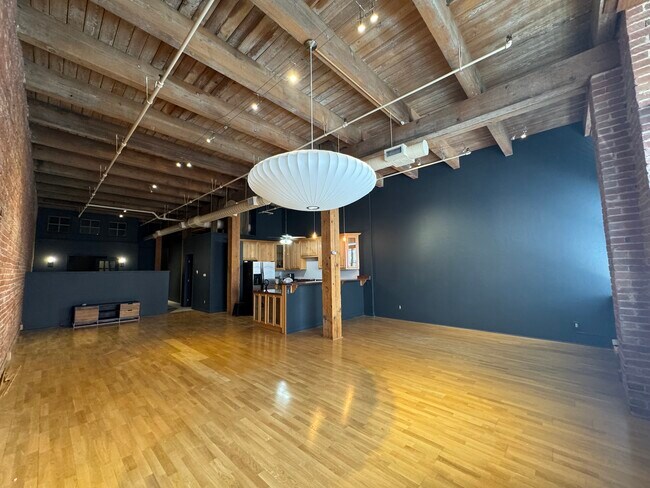 Building Photo - 306 W 7th St