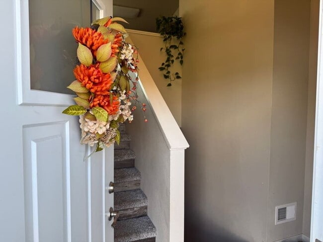 Foto del edificio - Spacious 4-Bed, 2-Bath Split-Level Townhome with Attached Heated Garage