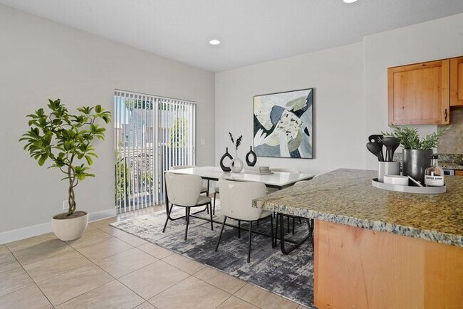 Foto del edificio - Spacious 3 Bed 3.5 Bath Townhome in Murray...