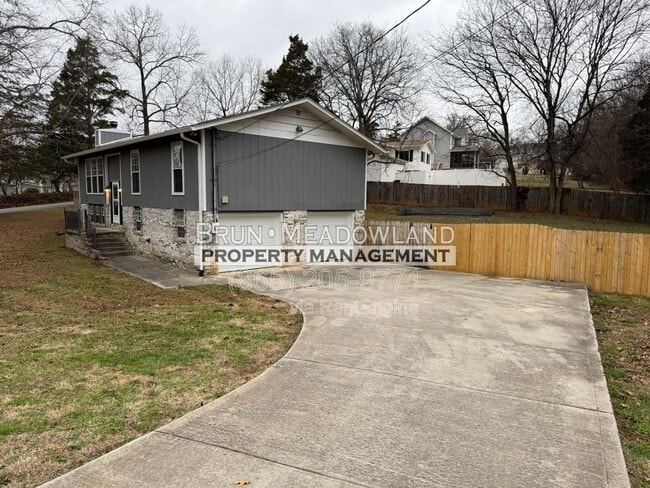 Building Photo - 11105 Lake Hills Dr