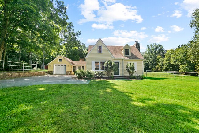 Building Photo - 26 Great Hillwood Rd
