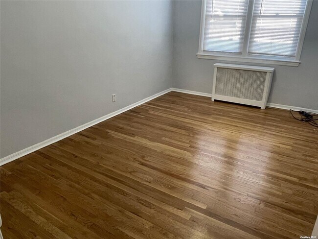 Foto del edificio - 255-29 E Williston Ave