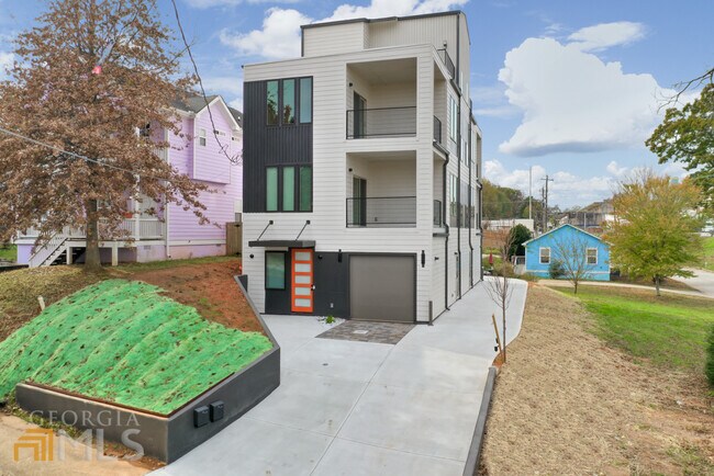 Building Photo - 761 Humphries St SW
