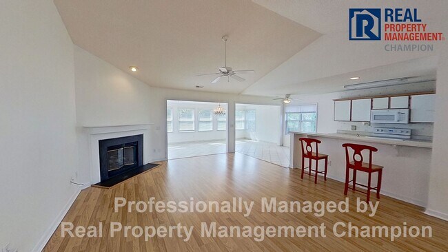 Foto del edificio - Spacious 3 BD/3 BA Home with Open Floorpla...