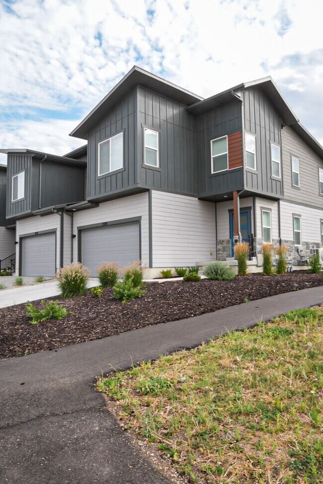 Foto del edificio - End Unit New Construction with Finished Basement Includes Utilities in New Jordanelle Ridge Neigh...