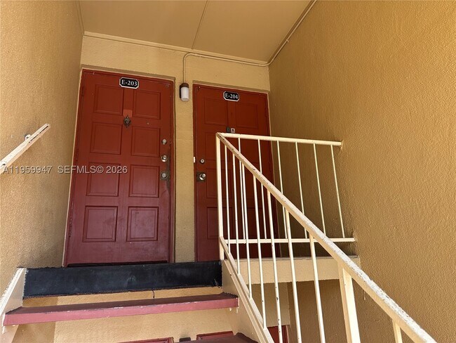 Foto del edificio - 1000 Lake of the Woods Blvd
