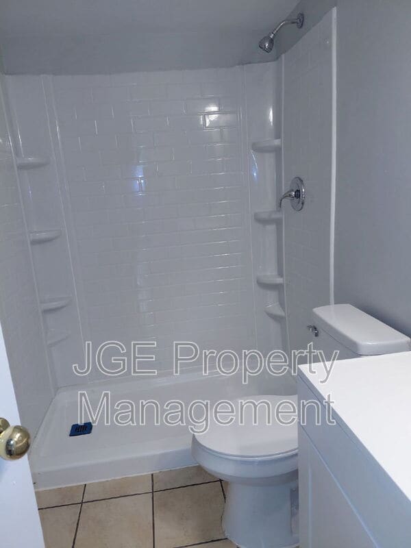 Building Photo - 724 NE 11th Terrace