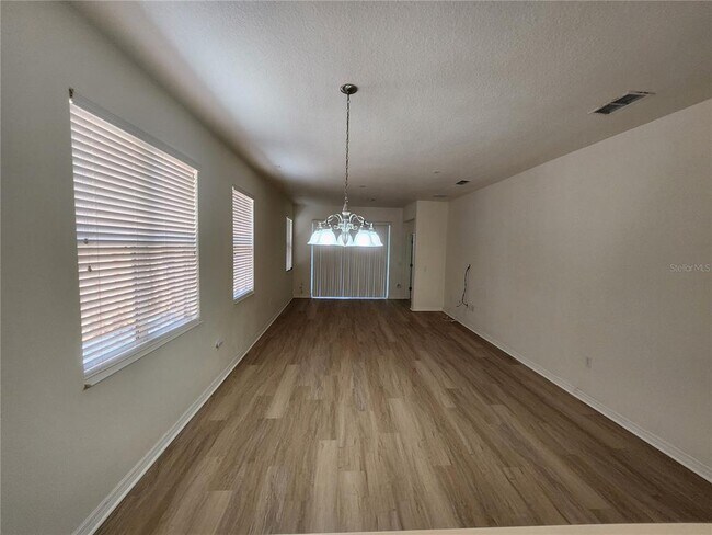 Building Photo - 2370 Palm Tree Dr