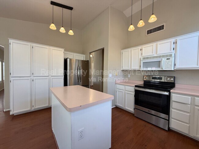 Photo - 1007 W Cooley Dr House