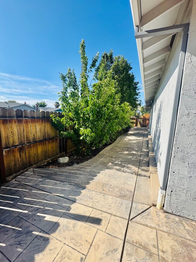 Building Photo - 1119 Encina Ct