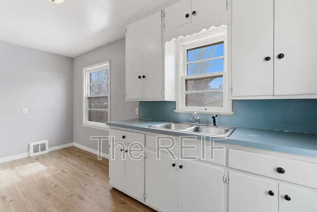 Building Photo - 813 Alvord Ave