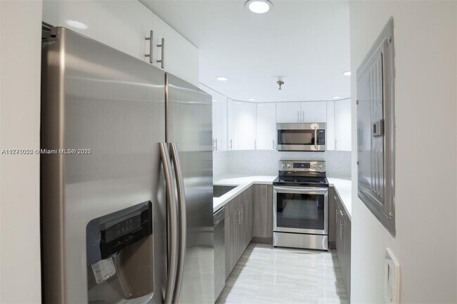 Foto del edificio - 2401 Collins Ave