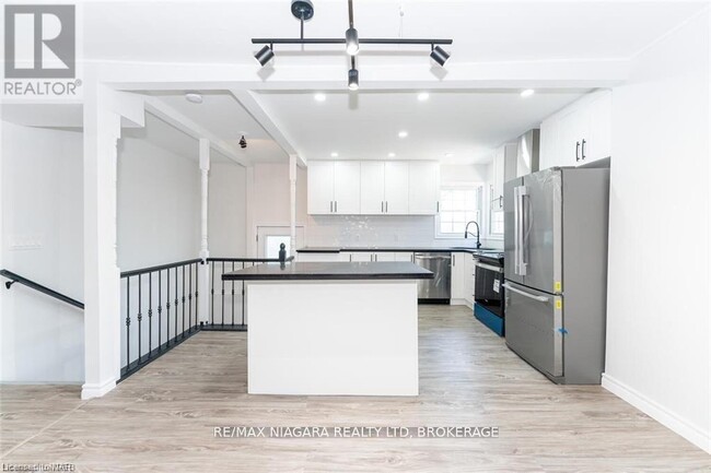 Building Photo - 25 Meadowvale Dr