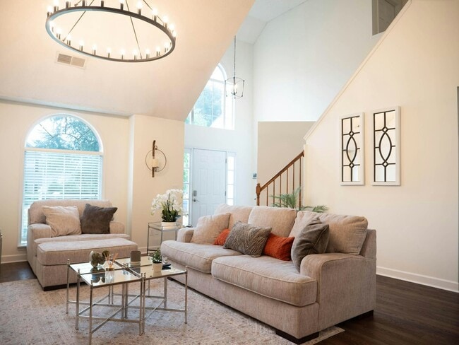 Building Photo - 2158 Dresden Green