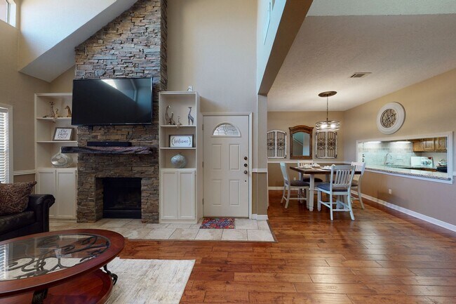 Building Photo - Adorable 3 Bed Townhome Pre-Leasing July 2026!