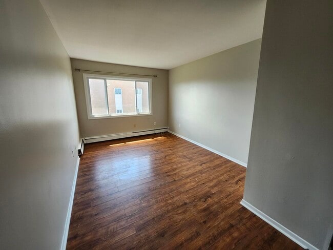 Building Photo - 14 Reading Crescent