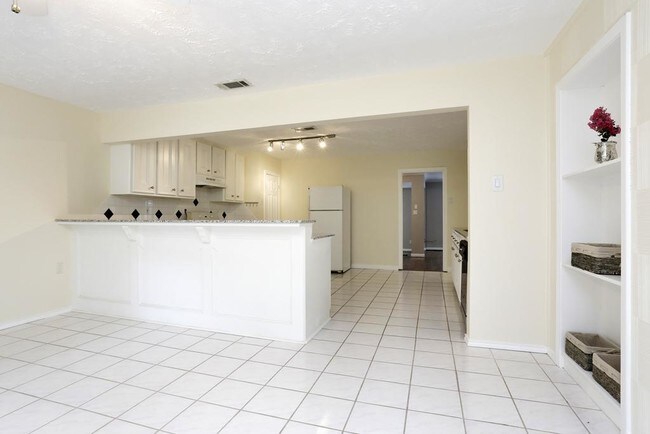 Building Photo - 6621 Westview Dr