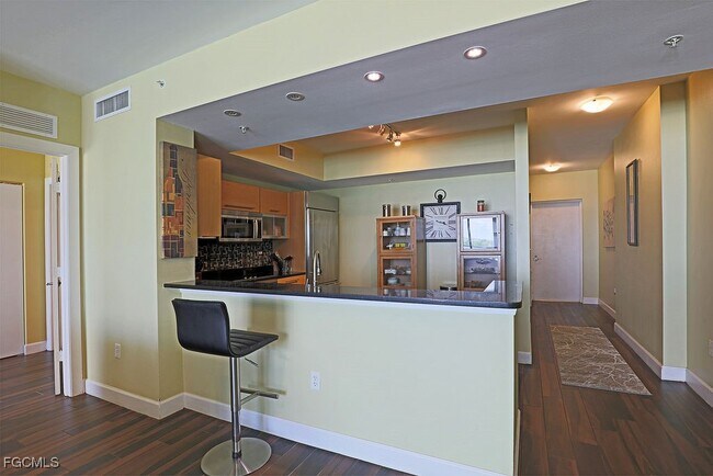 Building Photo - 3000 Oasis Grand Blvd