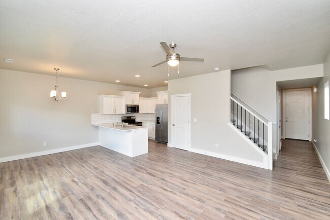 Foto del edificio - 3 Bedroom 2.5 Bath Townhome in West Haven!!