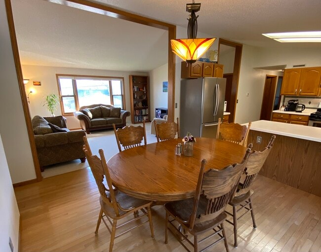 Sala de estar y comedor - 1101 Sugar Loaf Rd