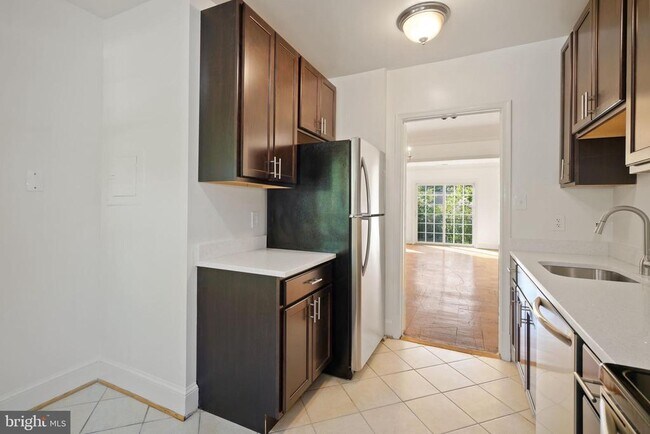 Building Photo - 3289 Sutton Pl NW