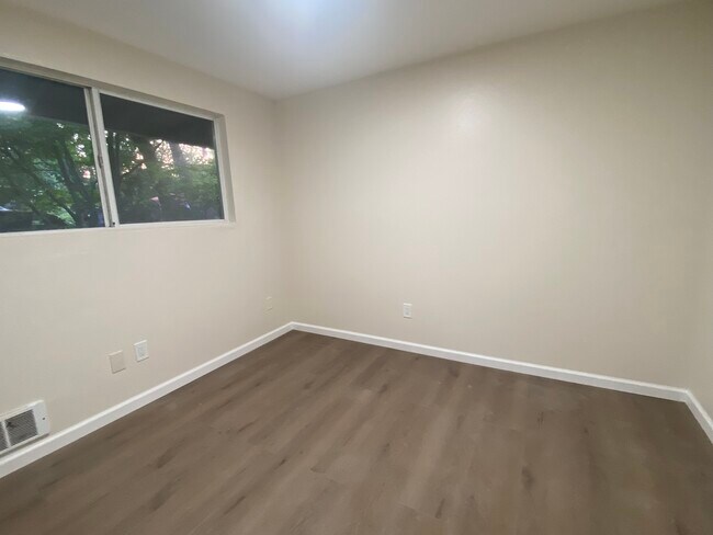 Building Photo - 13908 SE Newport Way