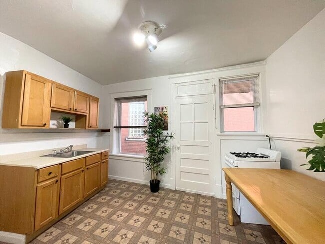 Building Photo - 2751 Pestalozzi St