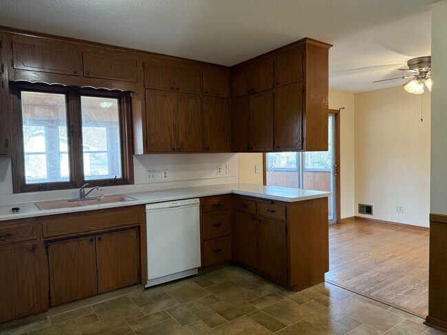 Foto del edificio - 4 Bedroom 2.5 Bathroom House Available Now...