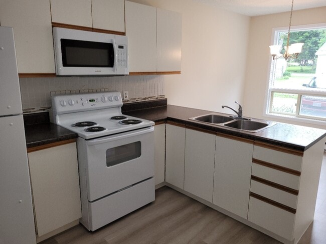 Building Photo - 176 Fergus St N