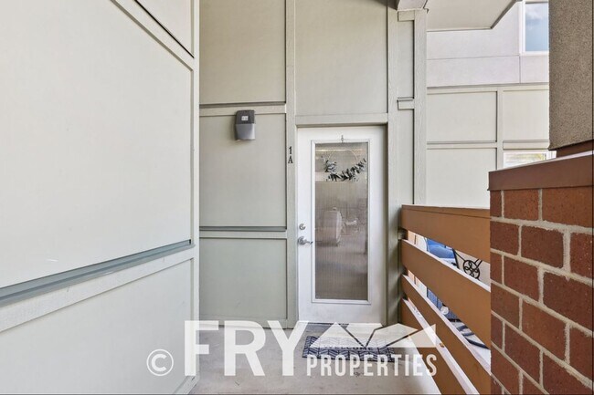 Building Photo - Ground Floor Condo in Great Uptown Location