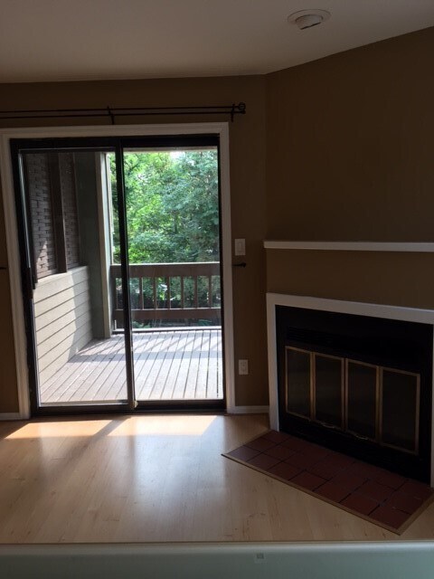 Building Photo - 1 Bedroom Condo in Great Location!