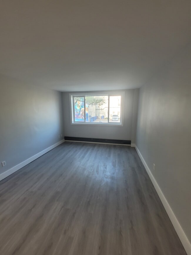 Building Photo - 570 Ellice Ave