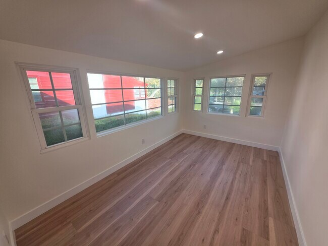 Building Photo - 2913 W Riverside Dr
