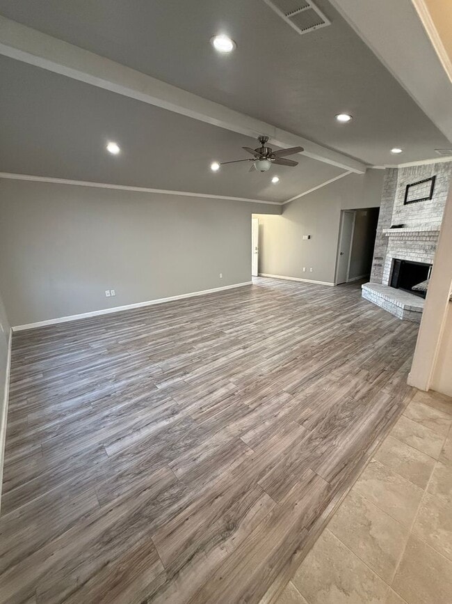 Building Photo - Brick 4 bed 2 bath 2 car Garage & Mature t...