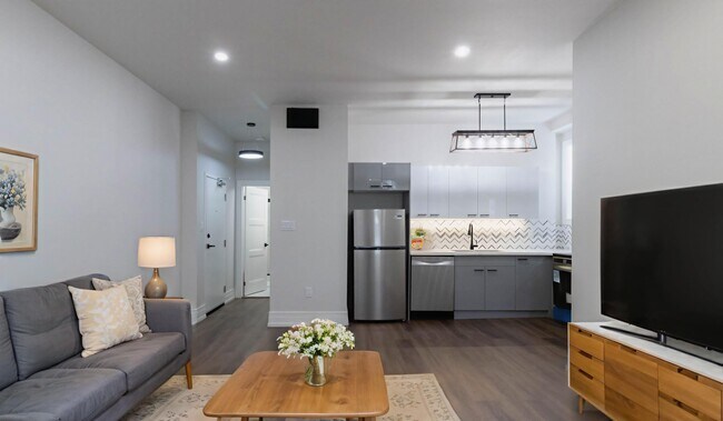 Building Photo - 3-52 Charlton Avenue West Hamilton