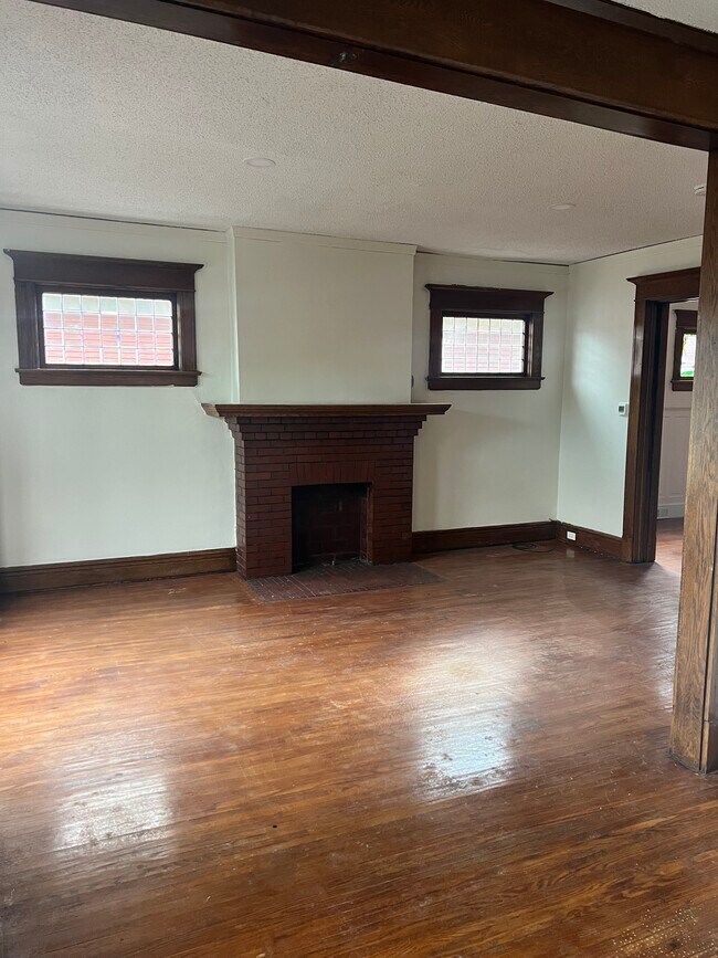 Foto del edificio - 426 W Delavan Ave