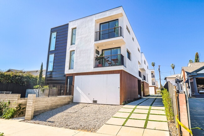 Building Photo - 923 N Mariposa Ave