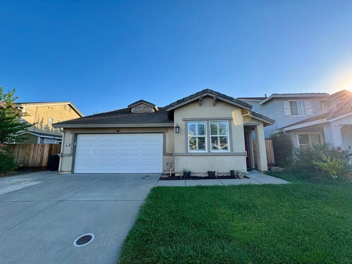 Foto principal - Beautiful home located in a desirable Rose...