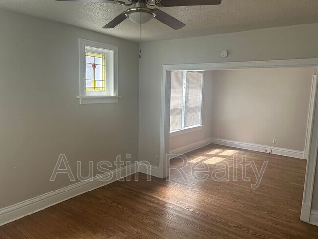 Building Photo - 4949 Lindenwood Ave