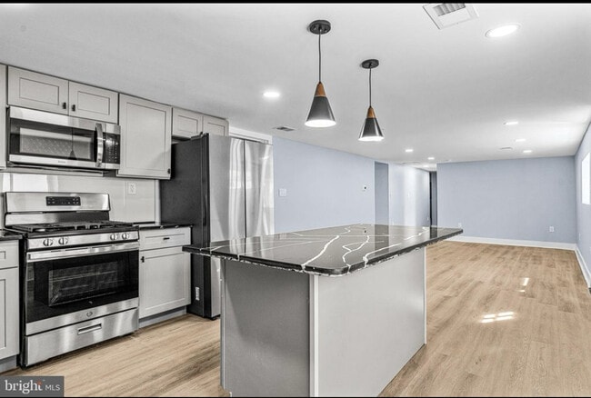 Building Photo - 2 N Newton Pl