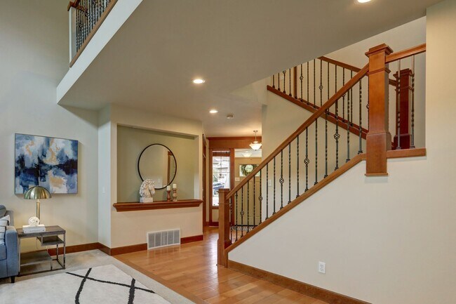 Foto del edificio - Modern Comfort Meets Convenience in Inglemoor Court 4 Bedroom Home
