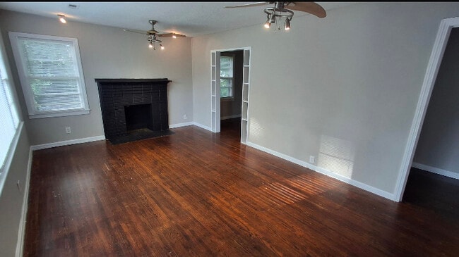 Building Photo - 906 Appleby St NW