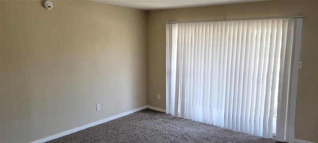 Building Photo - 5625 Antoine Dr