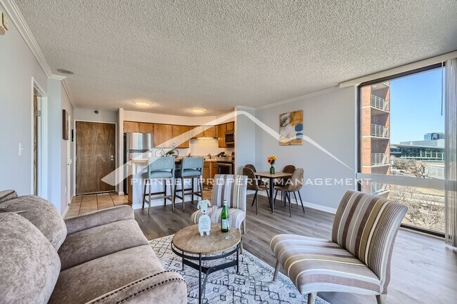Foto del edificio - Spacious Apartment with Patio and Central AC
