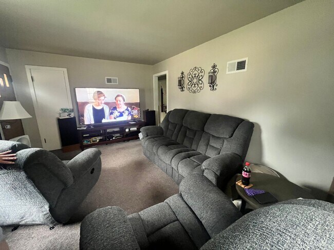 Foto del edificio - 3 bedrooms, 1 bathroom, 2 stall tandem garage