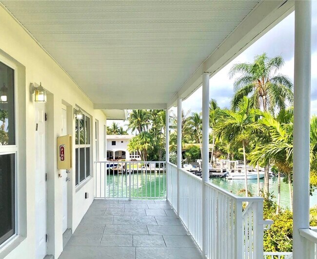 Foto del edificio - 9700 W Bay Harbor Dr