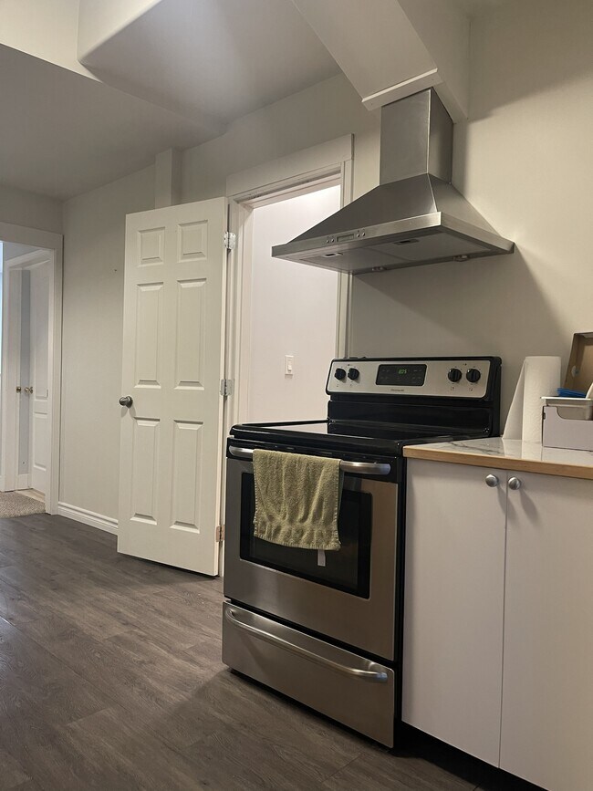 Photo du bâtiment - 23849 Zeron Ave