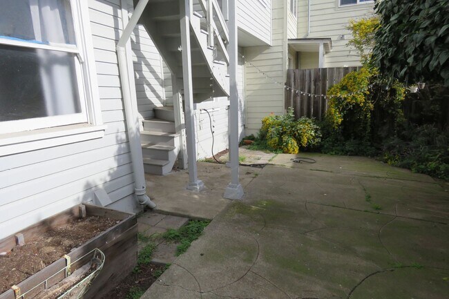 Building Photo - 2 Bedroom with VIEWS in Sunnyside Neighborhood